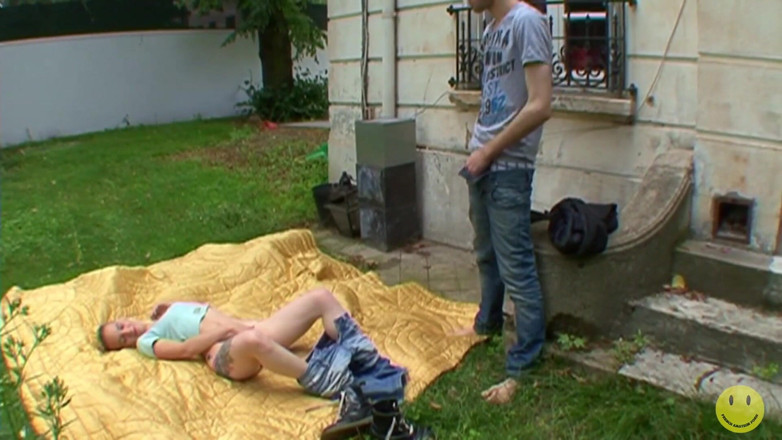 French Amateur Porn: Gagică drăguță punk futută afară