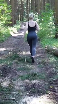 新動画:ジョギング中に大胆に掴まれる!ハイカーが中出しをくれた!森の中でジョギングしていたとき、彼が口笛を吹いた