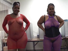 Give me BBW: Bílý hřebec si nechá sát ptáka dvěma tlustými černými bbw děvkami