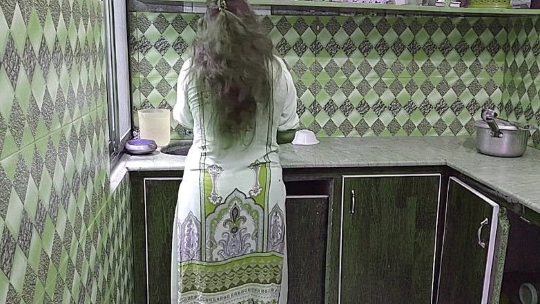Pakistani CoupleX: Indian Desi ciocia Kuchnia Mai Kam Kr Rahi Thi Pati...