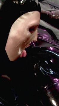 Latex-domina sitzt auf dem gesicht eines sklaven