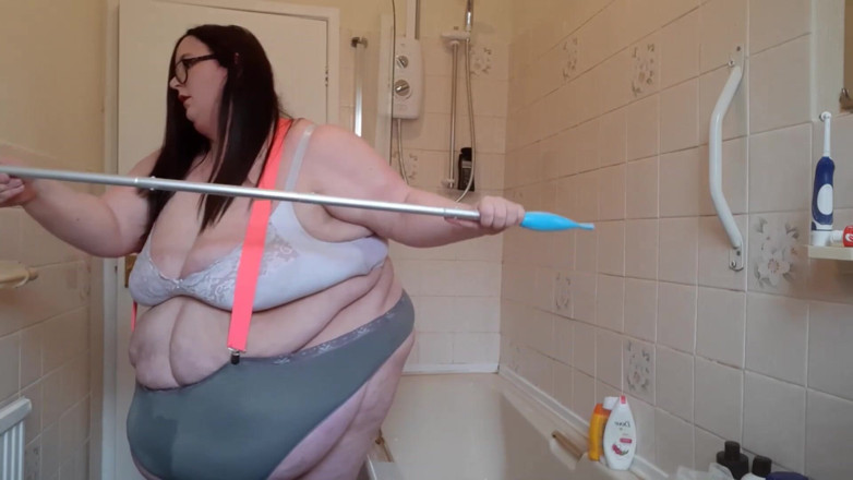 SSBBWLadyBrads: Толстушка-жиробасина занимается домашними делами в подвесах и стрингах