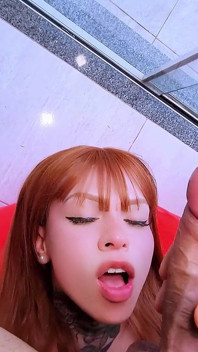 남자친구는 아침에 빨간 머리와 섹스를 하고 그녀의 입에 정액을 넣습니다 - 클로즈업