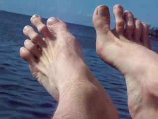 Hairyartist: Pies peludos de artista flexionándose sobre el agua y la...