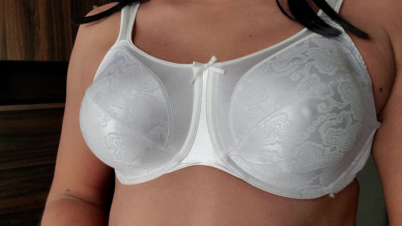 Only bras: Người mẫu áo ngực giảm thiểu Dd