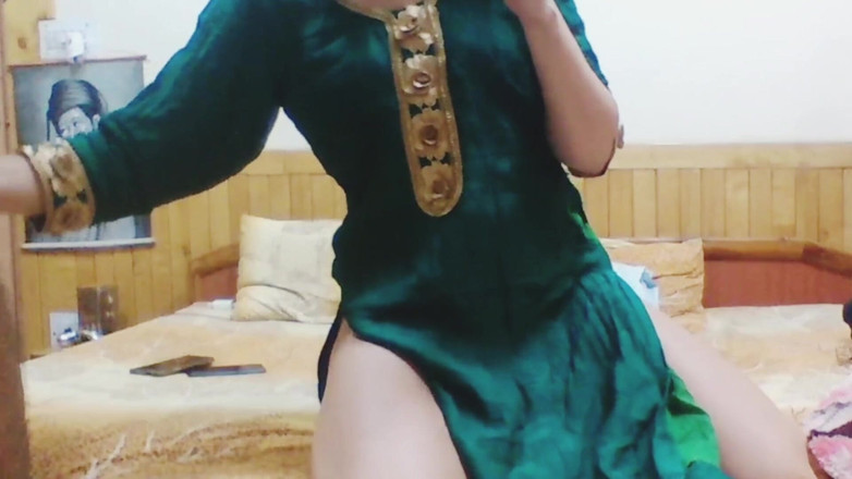 Bolly Karma: Soția este de acord să facă sex cu soțul în direct...