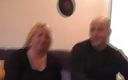 Deutsche Camgirls: Товста німецька блондинка радує двох жорстких і завантажених членів у відео від першої особи
