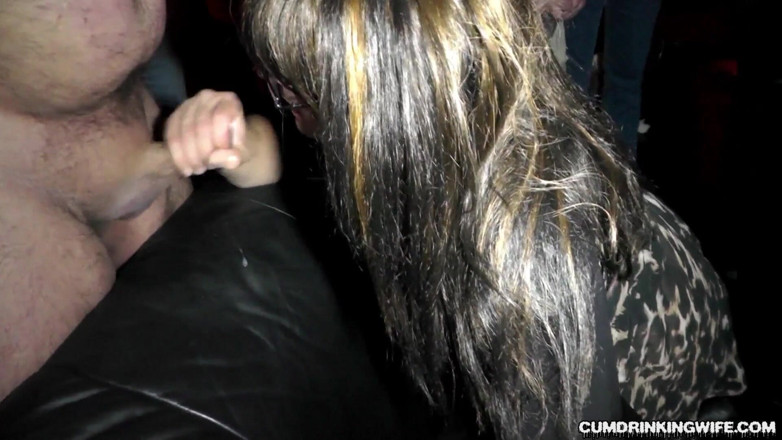 Cumdrinking Wife: Ковтання 20 камшотів у місцевому свінгерському клубі