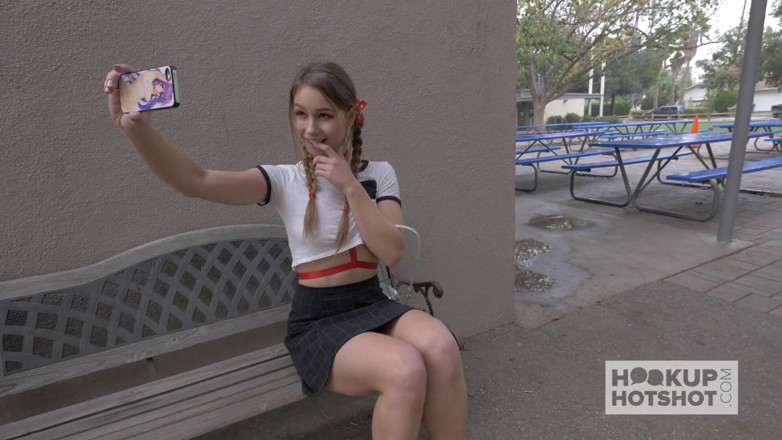 Hookup Hotshot: La bella teen taylor Sands viene scopata come una bambola...