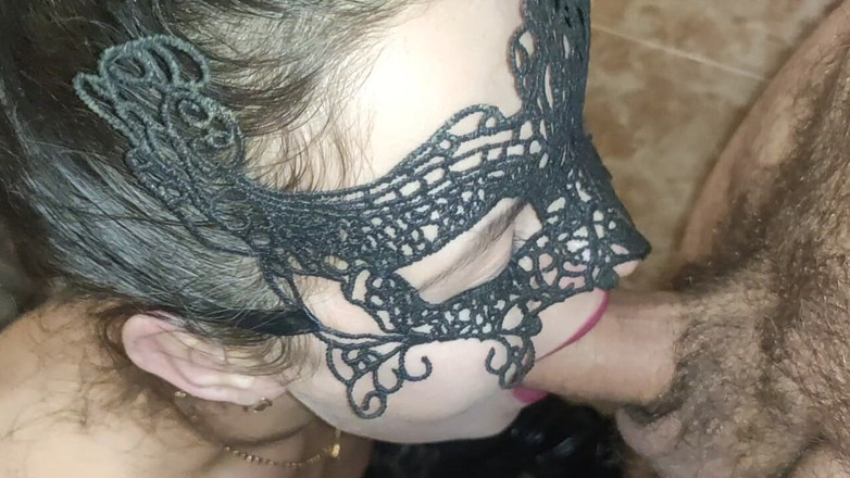 DirtyLubov: 화장실에서 핥는 보지, 발정난 검은 머리