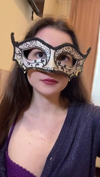 Petite Russe Bavarde En Bas Et Talons Dansant Le Strip-tease