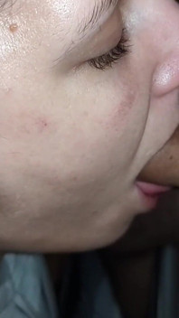 Echte eigengemaakte vrouw zuigt aan een grote pik op haar knieën en krijgt sperma op haar gezicht