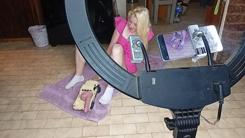 18blondteen: RCカーでディルドがセックスする19歳のブロンドのアソコ