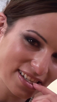 Amber Rayne đút nắm tay vào lỗ hậu tự đi tiểu vòi hoa sen vàng