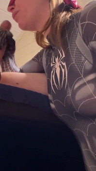 Chica araña chupa enorme polla hasta lechazo pulsante oral