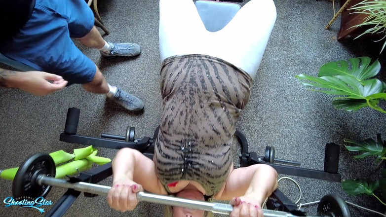 Shooting Star: धोखेबाज पत्नी को युवा निजी ट्रेनर से चिपचिपा चूत में वीर्य मिलता है - हब सफाई के लिए घर आता है