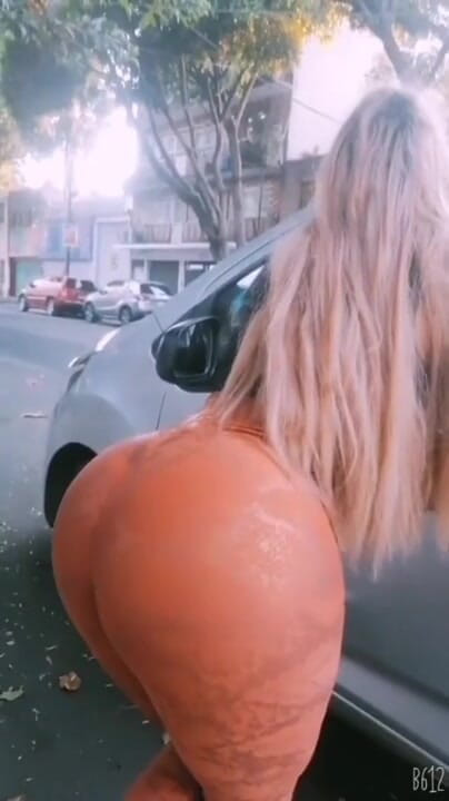 Barbietransxxxx: Une trans très salope se fait draguer par une voiture...