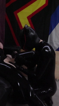 Pup odbieranie blowjob z gumowego drona