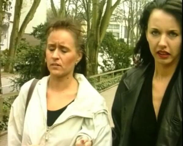 YOUR FIRST PORN: Lesbiche amatoriali provano lattice e frusta