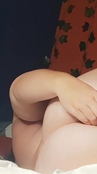 Baculatá MILFka šuká obě díry s okurkami!