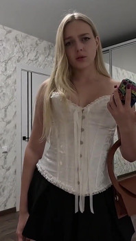 一个兴奋的继女要求她的继父参加派对