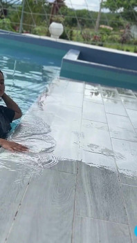 Seks di kolam dengan MILF berpantat besar