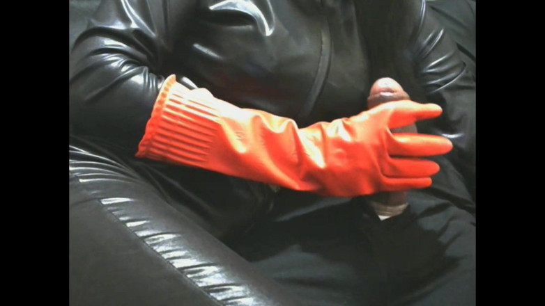 Peternorthlegend: Une femme fume dans des gants en caoutchouc rouge prend...