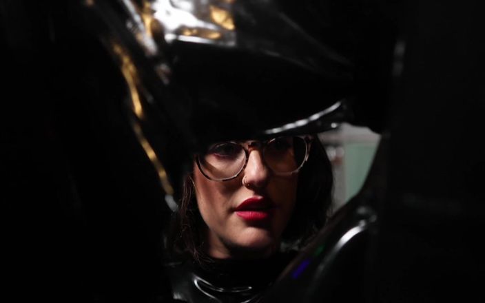 Countess diamond: Zavřená v latexovém pytli POV