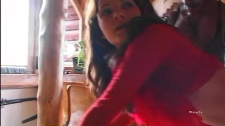 Monster Cocks: Brunetă care se confruntă cu o pereche de pule albe și...