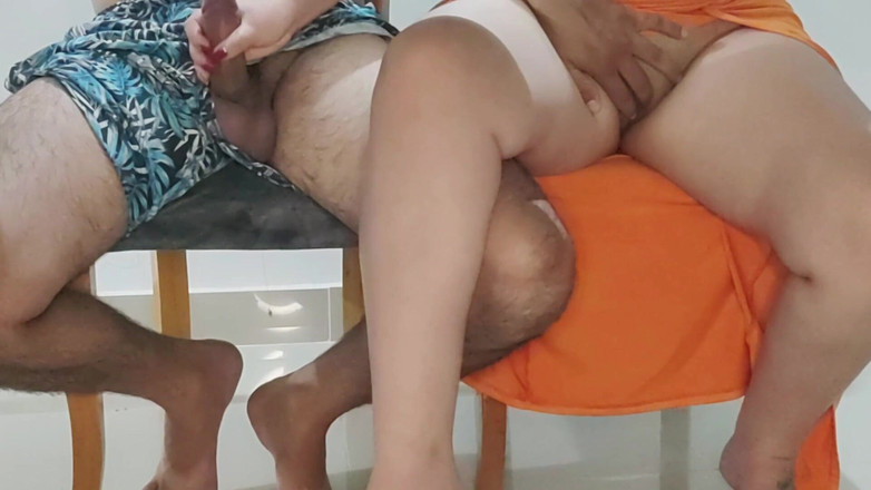 Placer Amateur: Dziwka mojej przyrodniej siostry zrobiła się zbyt gorąca na obiedzie...