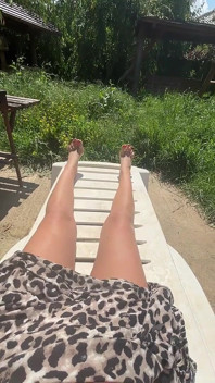 Sdraiata sul mio sexlong - culo, dita dei piedi e piccola tentazione in bikini