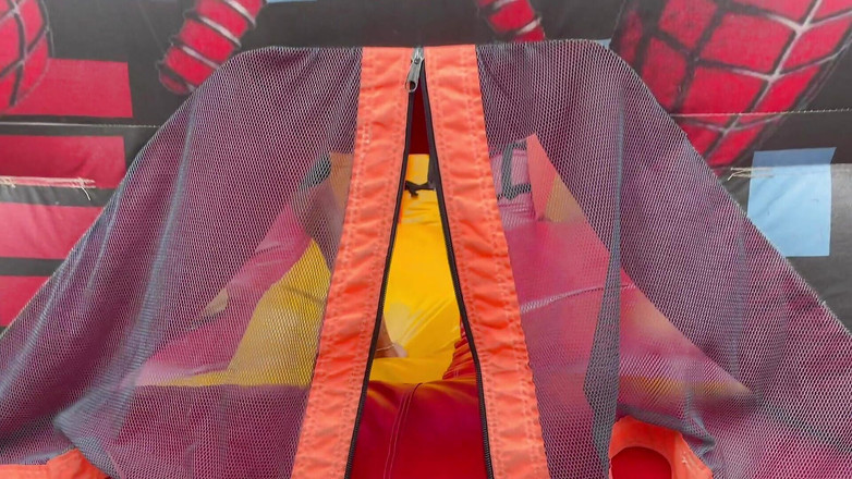 MelaniRincon: Nadržené lesbičky šukají ve skákacím hradě