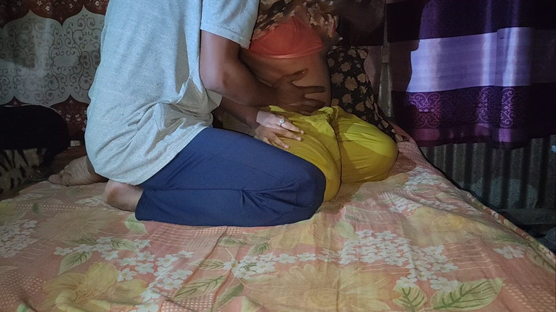 Rozi: Tuvimos sexo con mi hermanastra en mi habitación