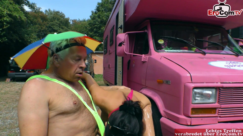 EroCom: Vollbusige milf und geiler typ machen heißes autowaschen