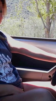 Ofer unui străin o muie în parcarea parcului
