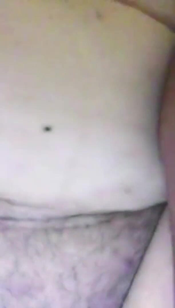 Indian fuck queen: WildenglishBBW - je serre mes gros seins en caressant ma chatte...