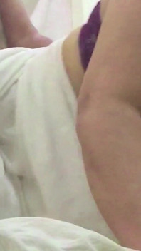 我肮脏的继父每晚当我妈妈睡觉时操我，他说不要告诉妈妈