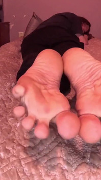 Basta sedersi e masturbarsi ai miei piedi