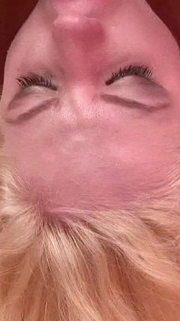 Eve Blonde primul oral adânc în gât linge curul pe față și duș auriu