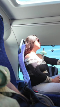 Exhibitionist verführt MILF, zu lutschen und seinen schwanz im bus zu wichsen, bis er kommt