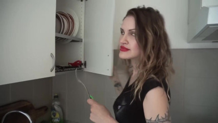 MMV and Eroticplanet Clips: Dziewczyna BDSM uderza jego piłki