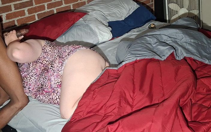 Big uhaul: Stiefvader is weg, ze zit naakte stiefmoeder in bed, zuigt...