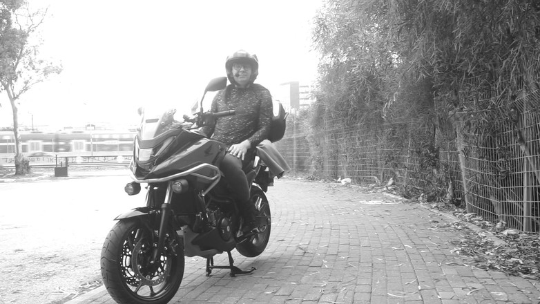 Voyager: 通り過ぎる車の中、透明なドレスの下で彼女のペニスが震えているのが目に入った。