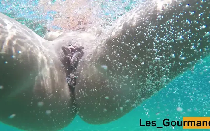 Les Gourmands: MILF Fingering and Pussy Eating in Greek Sea