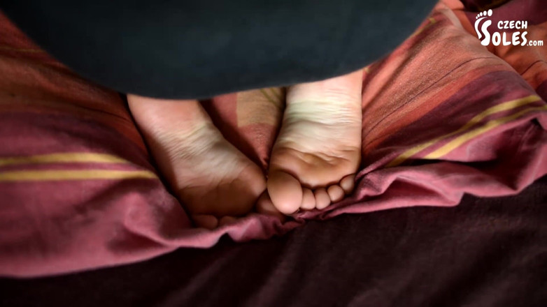 Czech Soles - foot fetish content: Traviesa Anna y sus pies sexy