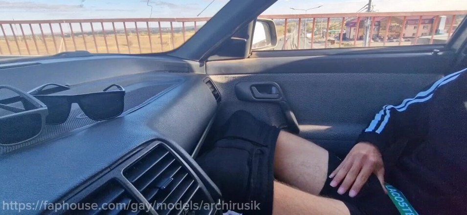 ArchiRusik: Seorang asing naik ke mobil saya, menyentak penisku dan meniduriku...