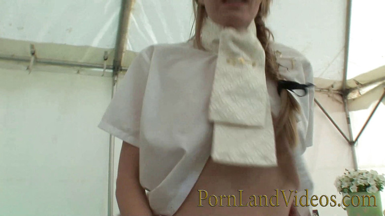Pornland videos: La giovane ragazza riceve una sborrata in faccia da un...