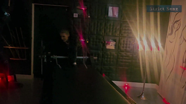 Strict Senz: Stina Stone se nemilosrdně protahuje na stojanu paní v kožených...