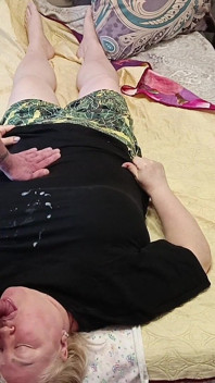 Szarpię mojego fiuta i pieprzę macochę w ustach, aby ją spuścić