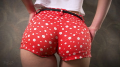 Teasecombo 4K: Heiße teen-asiatin neckt sichtbare höschen-linie in sehr engen shorts